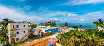 Wonderful Island Condo W/ Ocean Views, Shared Terrace, Free WiFi & Beach Access