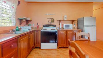 Réfrigérateur, micro-ondes, four, cafetiÚre/bouilloire