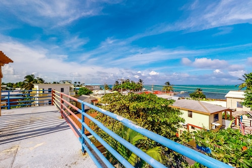 Ideal Getaway W/ Full Kitchens, Free WiFi, Beach Access