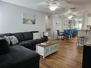 Smart TV - Sandy Bottoms! 5-Minutes to Frank Brown/Pier Park! (Panama City Beach)