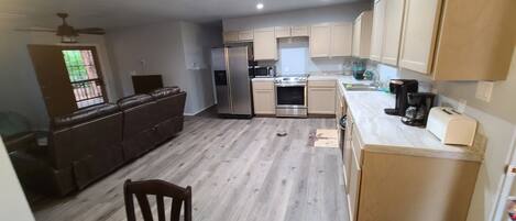 冷蔵庫、電子レンジ、オーブン、コンロ