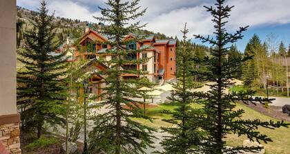 2nd-floor ski-in/out condo w/balcony, fireplace, shared pool, hot tub, game room
