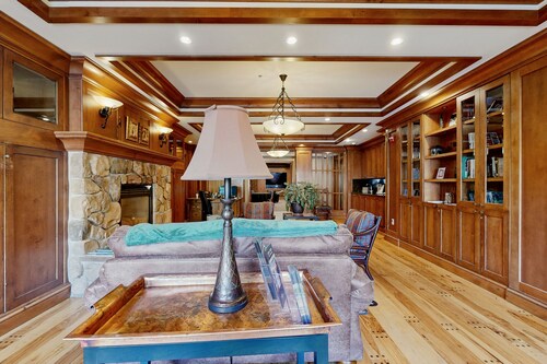 2nd-floor ski-in/out condo w/balcony, fireplace, shared pool, hot tub, game room