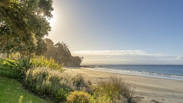 Beach nearby, sun-loungers, beach towels