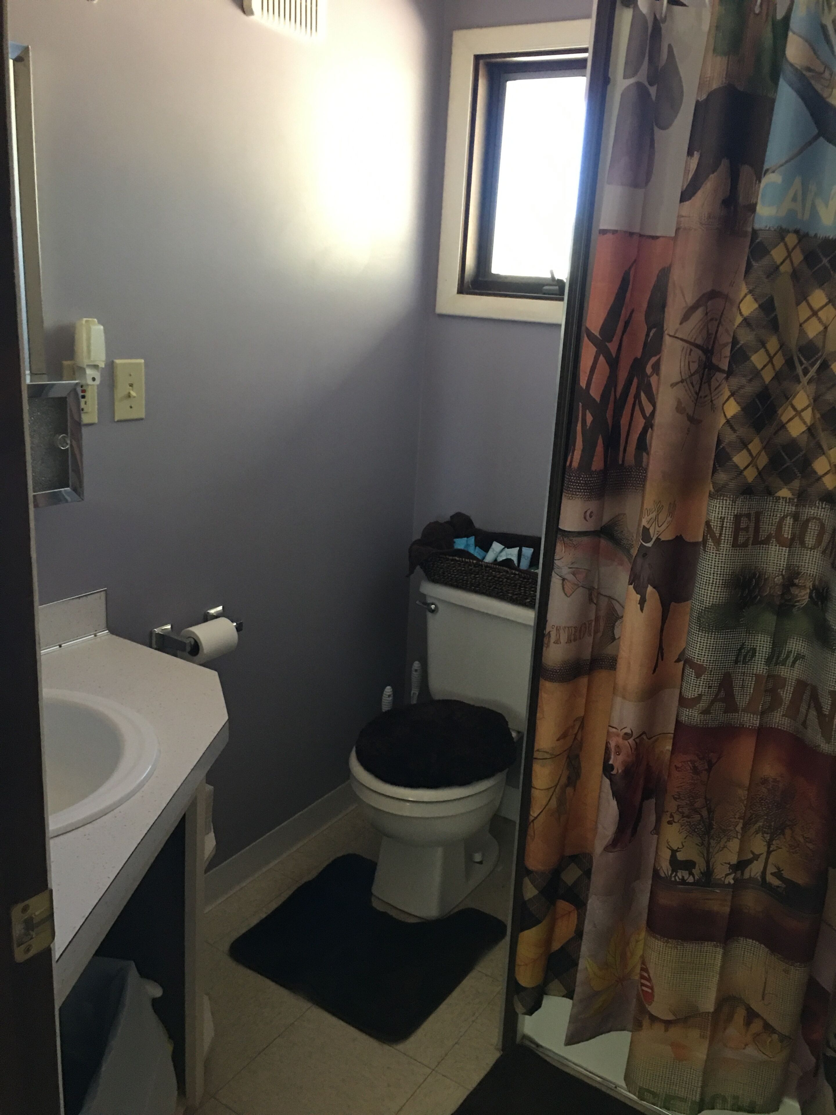 Dusj, hårføner, håndklær og såpe