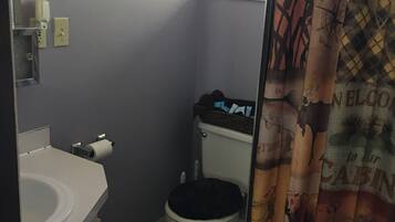 Dusj, hårføner, håndklær og såpe