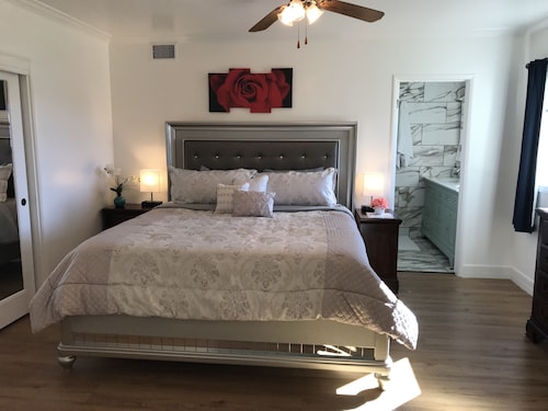 Meticulous Private House @Camarillo Heights-82" TV, Beach/Shopping