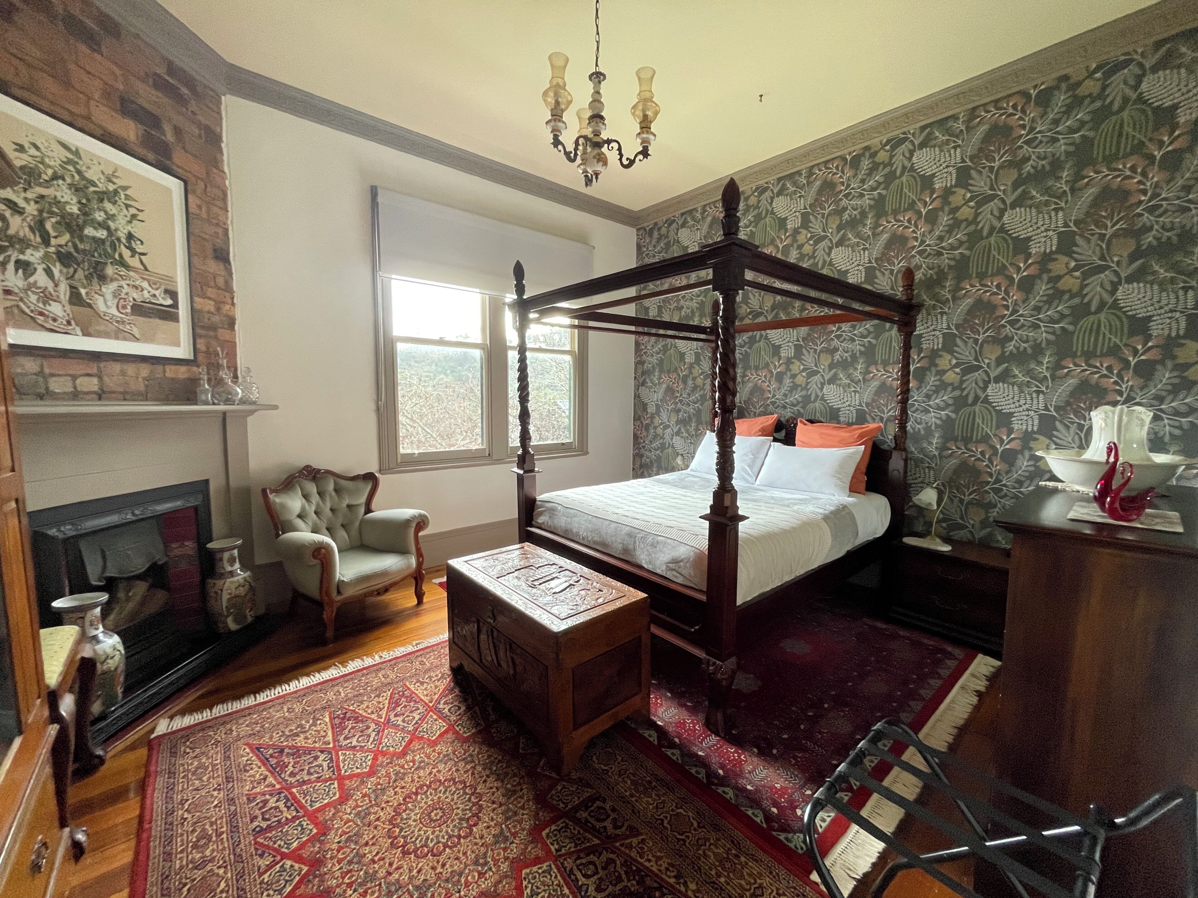 2 bedrooms, internet, bed sheets