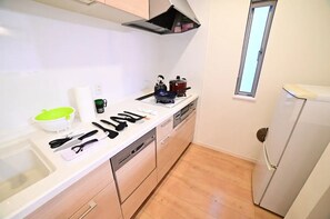 雪櫃、微波爐、爐具、廚房用具/餐具/器皿