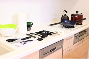 Réfrigérateur, four à micro-ondes, surface de cuisson