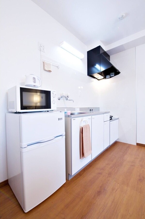 Fridge, microwave, stovetop, cookware/dishes/utensils