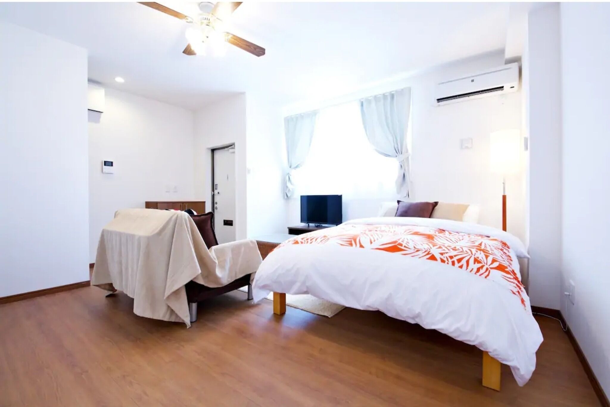 1 habitación, escritorio, tabla de planchar con plancha y wifi gratis 