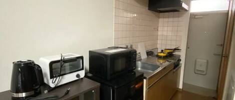 Réfrigérateur, micro-ondes, plaque de cuisson