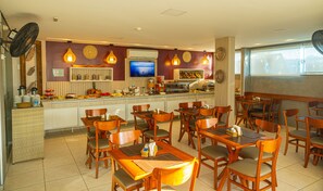 Café da manhã com buffet grÔtis todos os dias