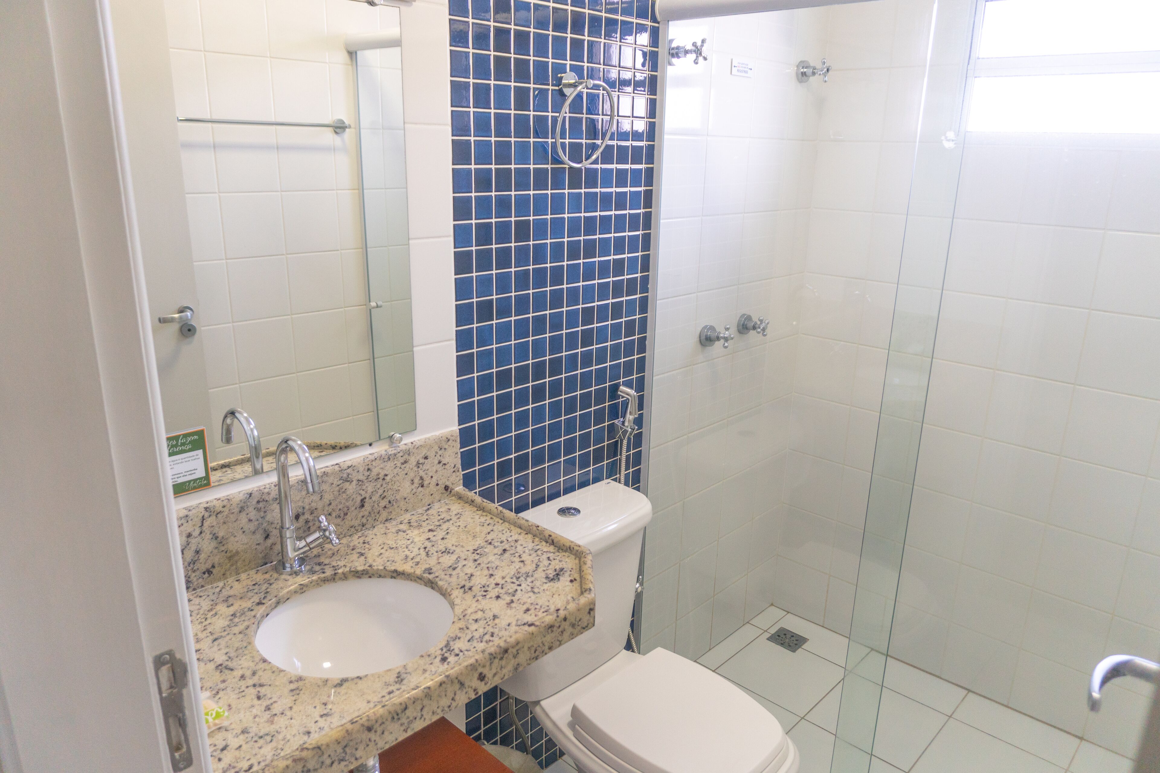 Un baño con lavamanos, inodoro y ducha.