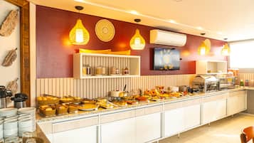 Een buffetopstelling met diverse gerechten en een lange toonbank.