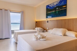 Luxe driepersoonskamer | Een minibar, een kluis op de kamer, een bureau, gratis wifi