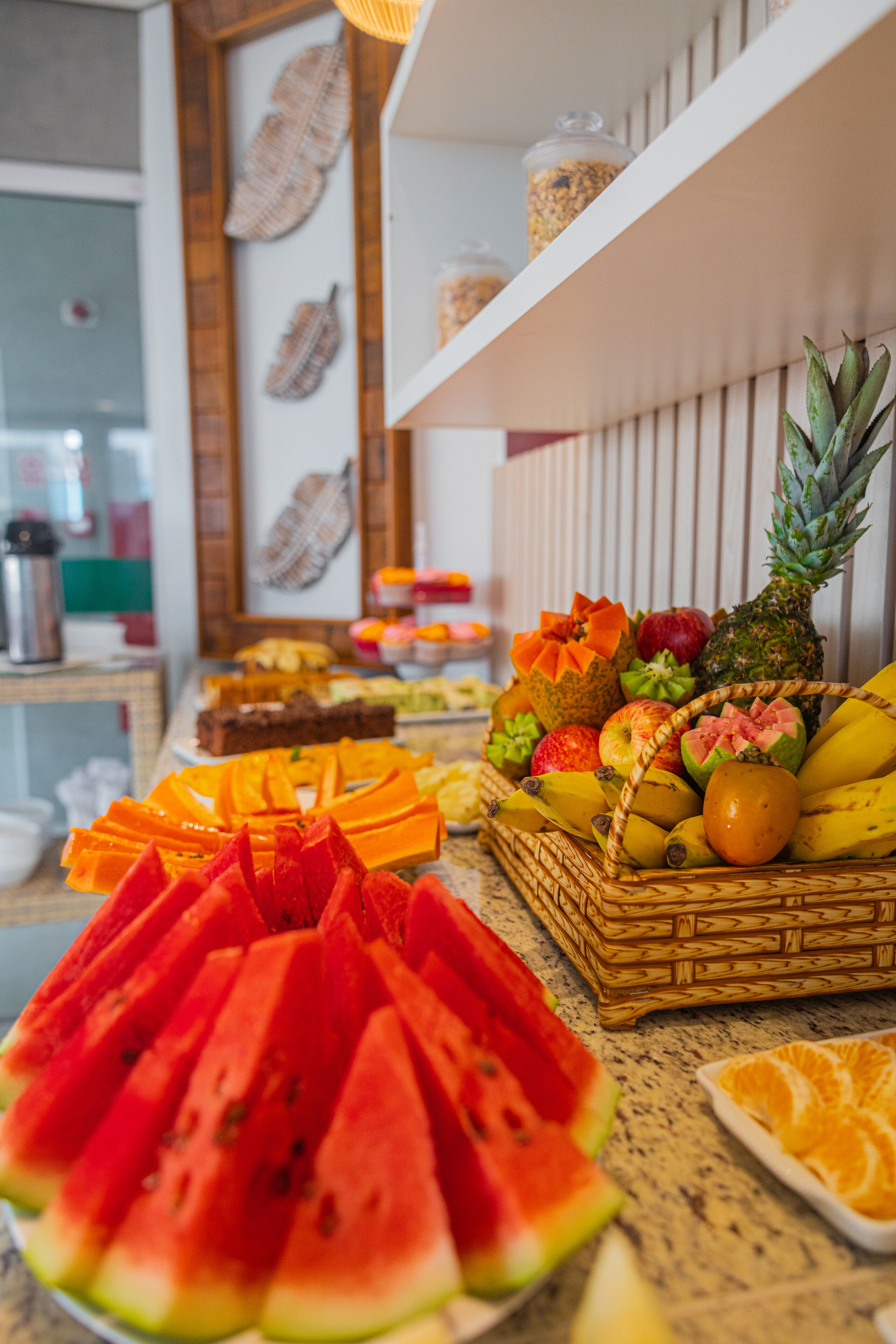 Une table de buffet proposant une variété de fruits et de desserts.