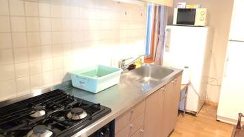 Fridge, microwave, stovetop, cookware/dishes/utensils