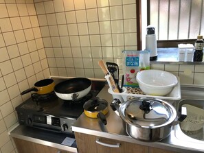 Fridge, microwave, stovetop, cookware/dishes/utensils - A private inn a base for visiting hot springs in  / Ashigarashimo-gun Kanagawa (Ashigarashimo-gun)