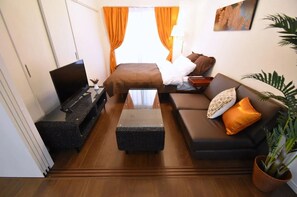 2 間睡房、書桌、熨斗/熨衫板、床單