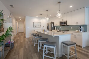 Frigorifero, microonde, forno, piano cottura