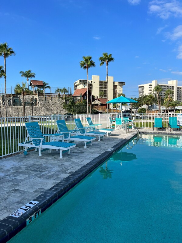 Alberca al aire libre y alberca climatizada