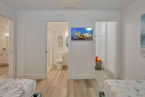 3 habitaciones, tabla de planchar con plancha y cuna de viaje 