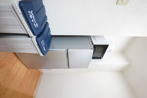 Fridge, microwave, stovetop, cookware/dishes/utensils