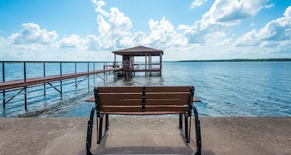 Hot Tub, Kayaks, Underwater Fishing Light! Luxurious Pitch-n-Skip Hideaway!
