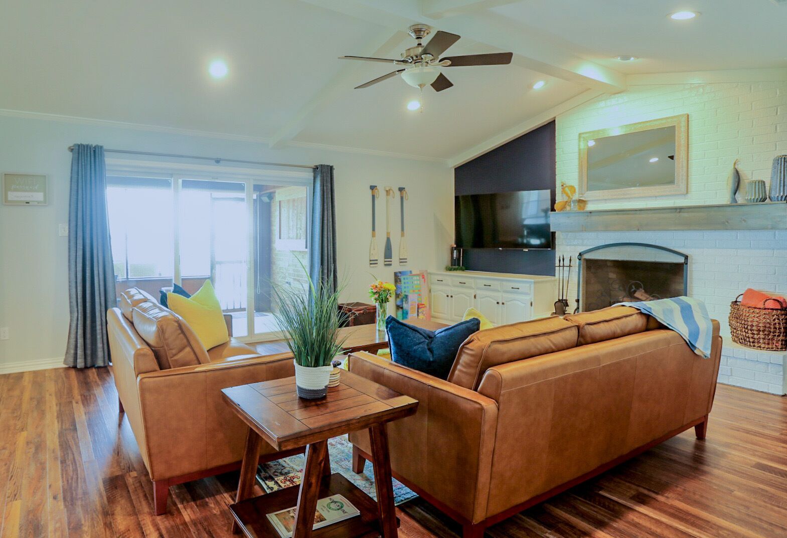 Smart TV, fireplace, stereo