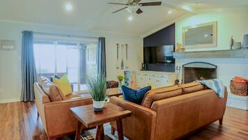 Smart TV, lareira, aparelho de som