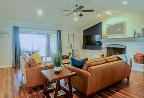 Smart TV, fireplace, stereo