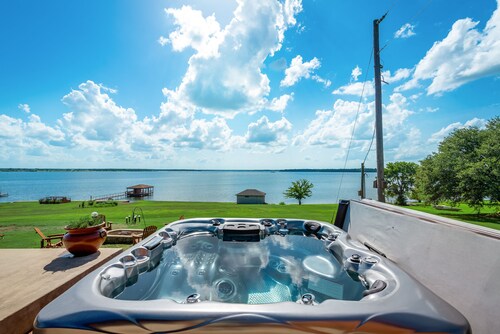 Hot Tub, Kayaks, Underwater Fishing Light! Luxurious Pitch-n-Skip Hideaway!