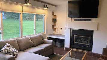 Smart TV, fireplace, table tennis