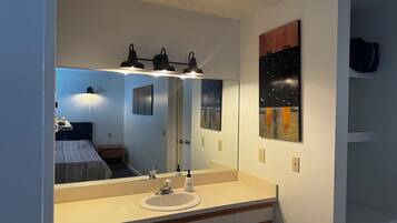 2 bedrooms, iron/ironing board, WiFi (free), bed sheets