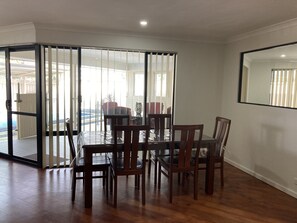 Dining - Central 3 Bed home with pool, EV Charger and unlimited free Wi-Fi (Busselton)