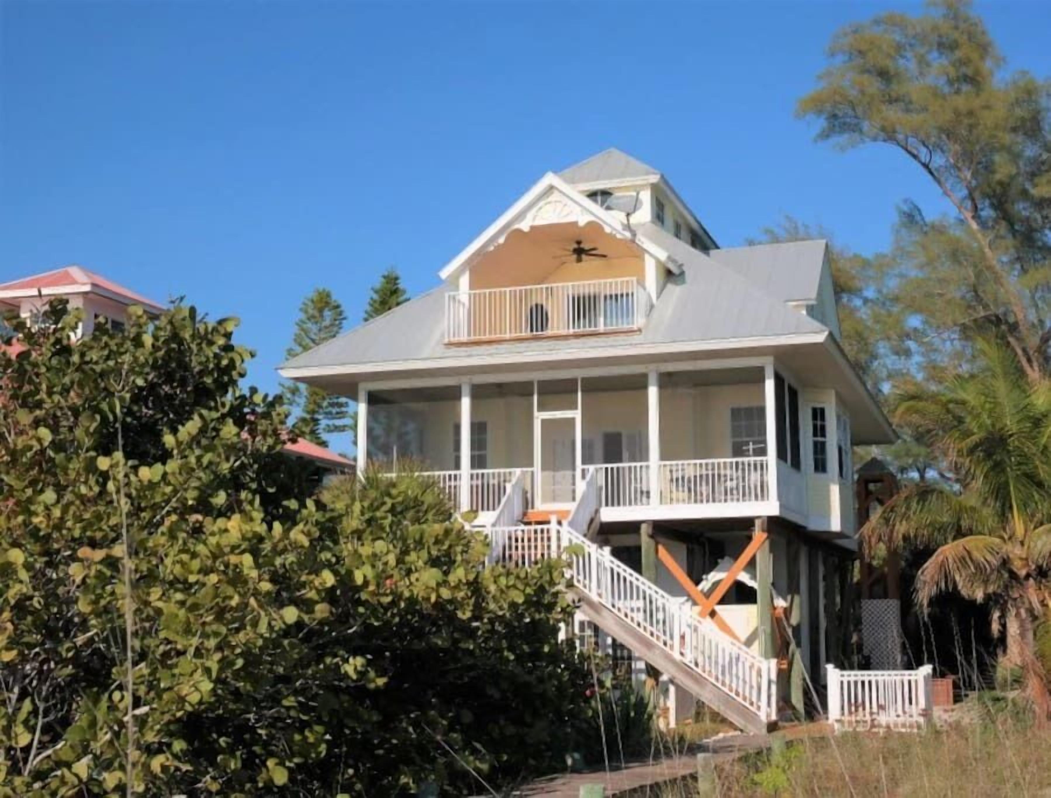 Pura Vida: Stunning beachfront home, private balcony, huge outdoor shower!