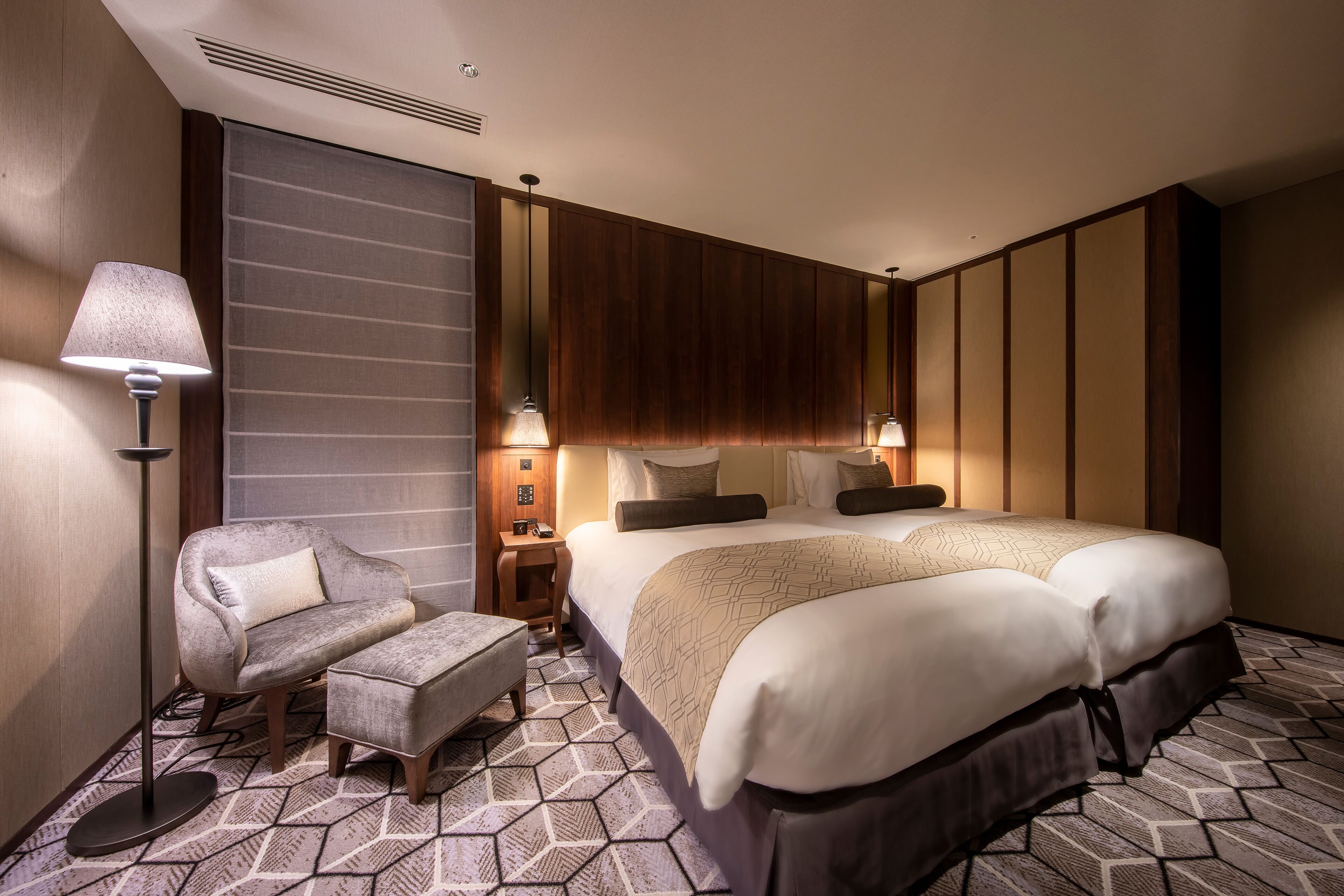 suite, non smoking | 1 bedroom, premium bedding, in-room safe, iron/ironing board