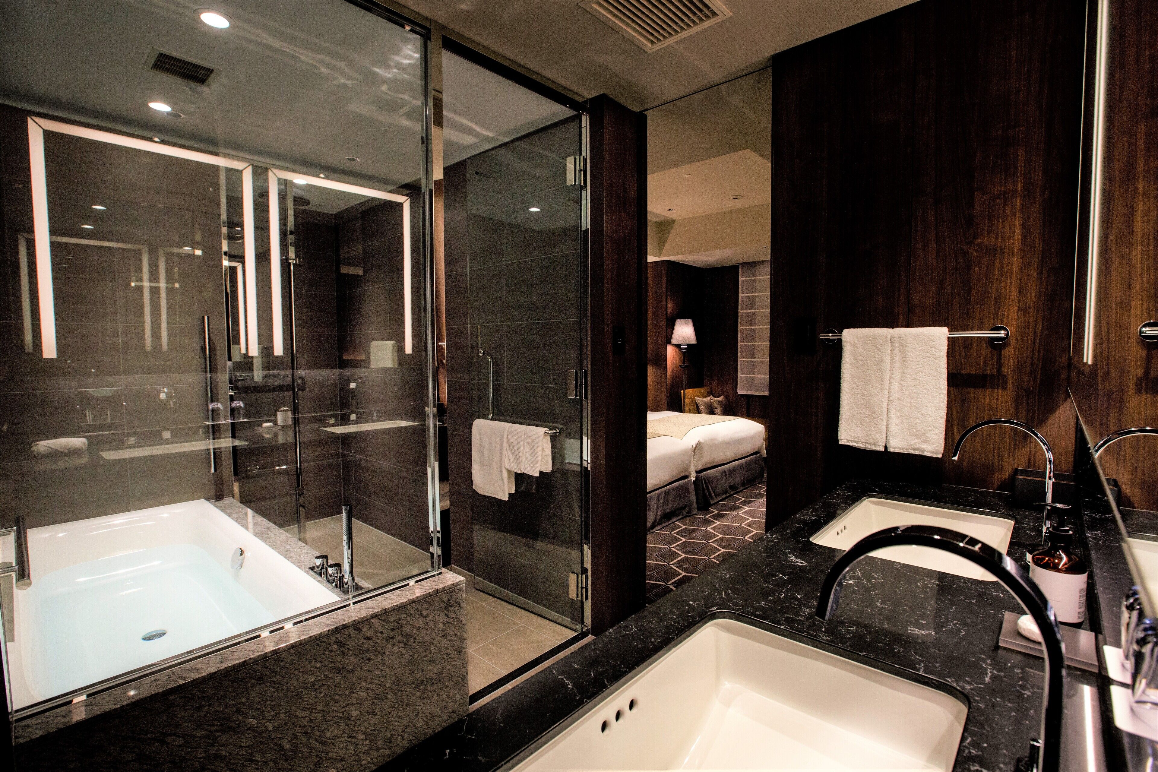 junior suite, non smoking | bathroom | separate bathtub and shower, free toiletries, hair dryer, slippers