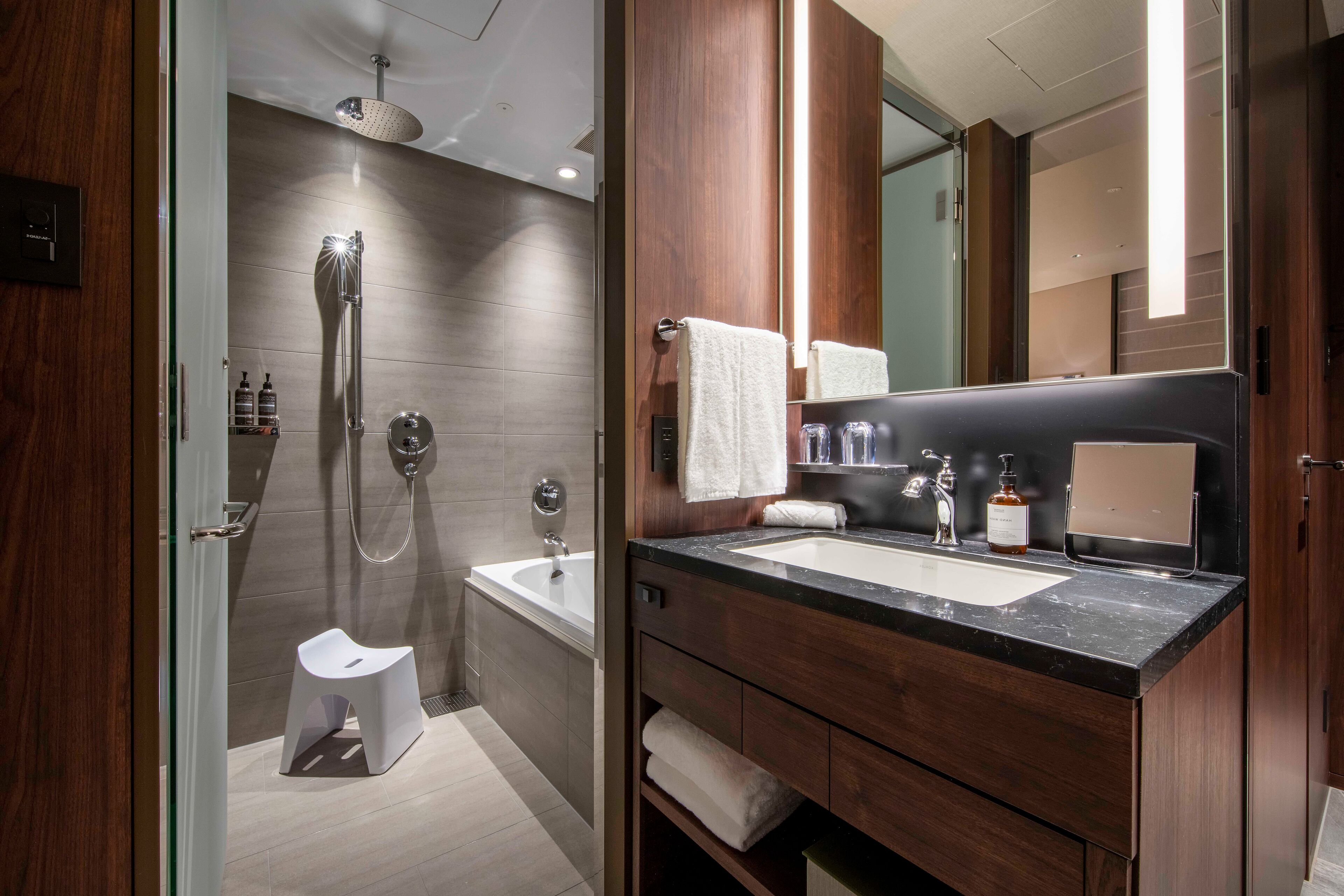 Ein modernes Badezimmer mit Dusche, Badewanne und zwei Waschbecken.
