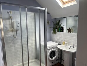 Shower, hair dryer, towels - Cozy Cabin Retreat in Gloucestershire (Gloucestershire)