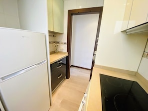 Fridge, microwave, oven, stovetop - Sunny 1-Bed Apartment in Torrevieja (Torrevieja)