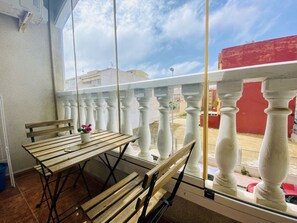 Outdoor dining - Sunny 1-Bed Apartment in Torrevieja (Torrevieja)