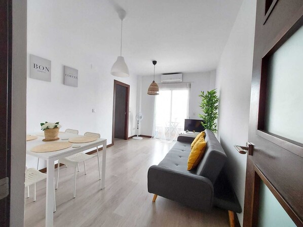 TV - Sunny 1-Bed Apartment in Torrevieja (Torrevieja)