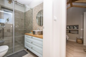 Shower, hair dryer, towels - Charming 3-Bed House in Tribunj (Tribunj)