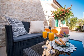 Property grounds - Charming 3-Bed House in Tribunj (Tribunj)