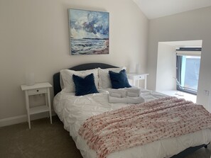 3 habitaciones, tabla de planchar con plancha, wifi y ropa de cama 