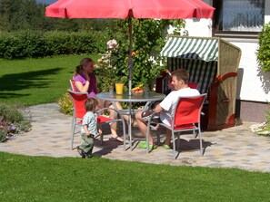 Outdoor dining - Newly Renovated Holiday Apartment Elisabeth with Shared Pool, Mountain Views & WiFi (Radstadt)
