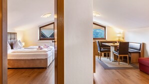 Ein Hotelzimmer mit Bett, Schreibtisch und Blick ins Freie.